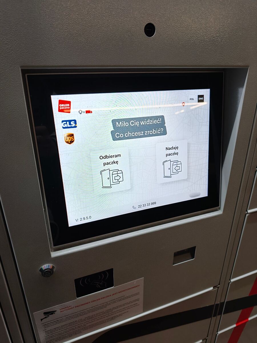 Ekran automatu paczkowego Orlen Paczka z logo Orlen Paczka, GLS i UPS oraz przyciskami Odbieram paczkę i Nadaję paczkę